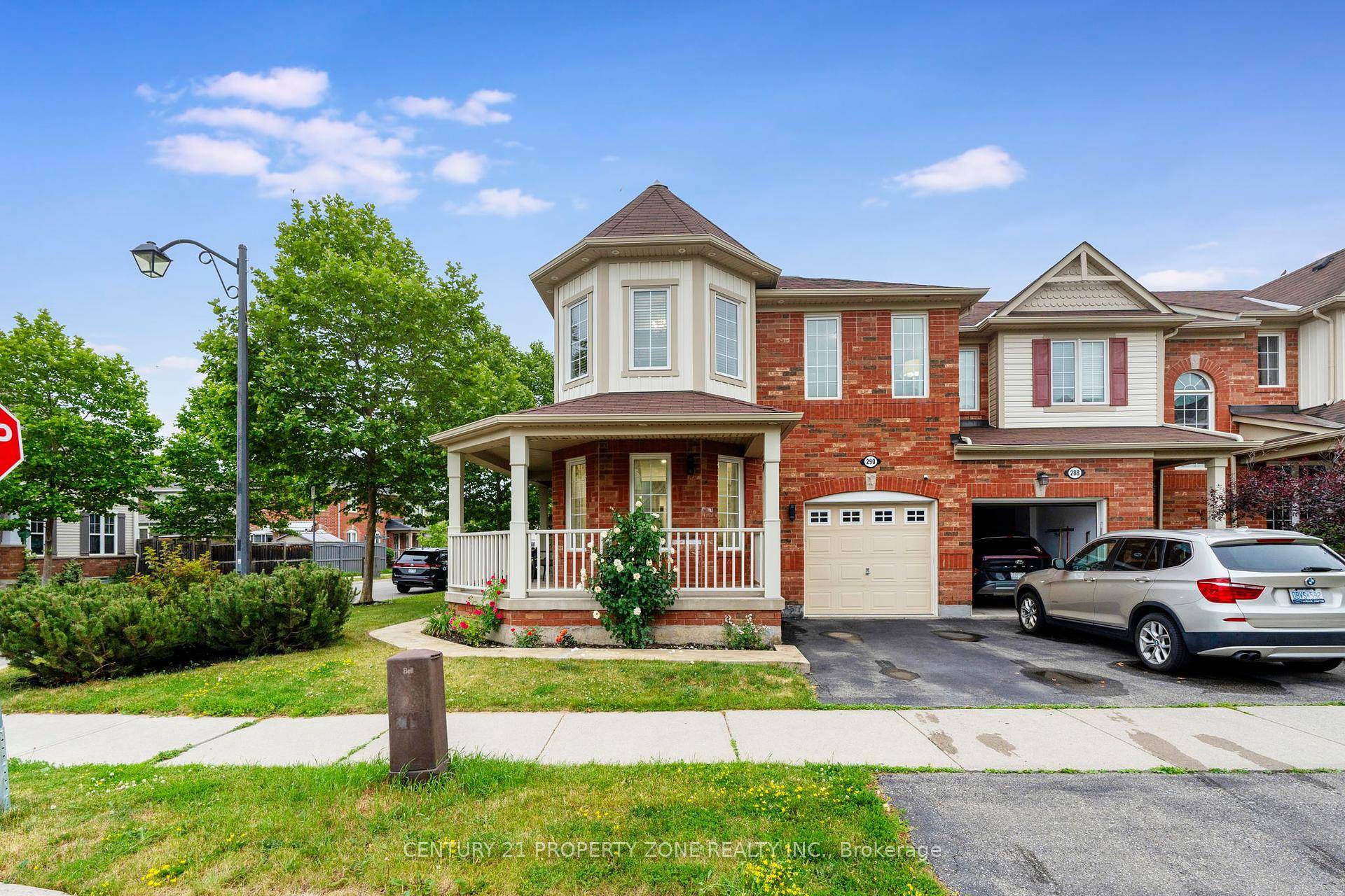 Welcome to this one of a kind Corner Townhouse with the feel of semi detached, lower property taxes, located in one of Milton's most sought after neighborhoods.