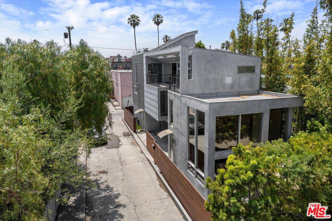 483 Carroll Canal Ct 4BR Marina Del Rey La