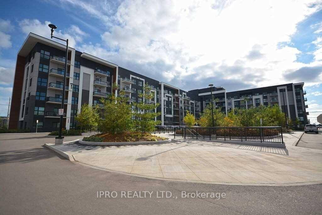 Embrace modern elegance in the pristine, 01 bedroom plus den with 01 bathroom suite located in the highly sought after location in Oakville.