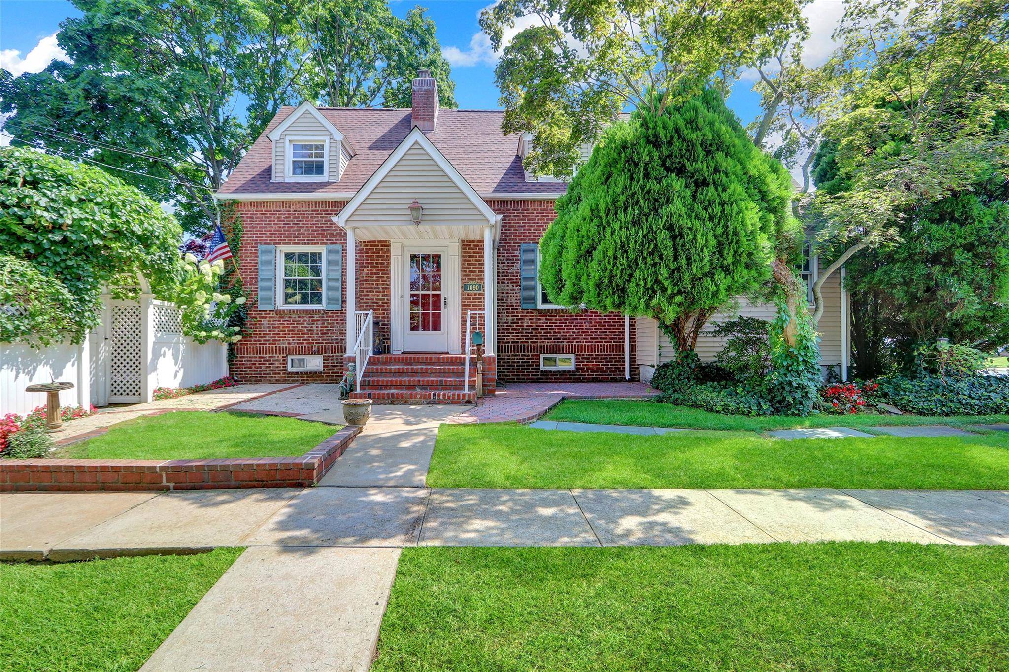 Set in a prime Merrick location, this 3 bedroom, 2 bathroom home blends classic charm and modern updates.