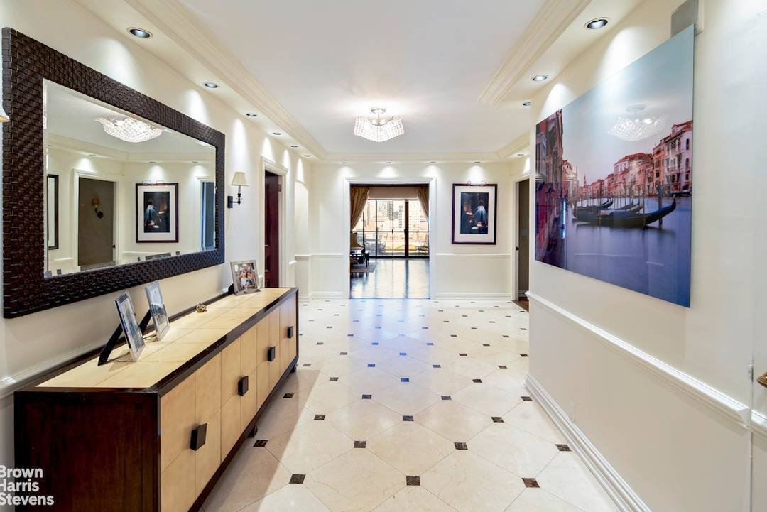Entering this elegant Classic 6 home from the semi private landing, you arrive at an impressive inlaid marble gallery.