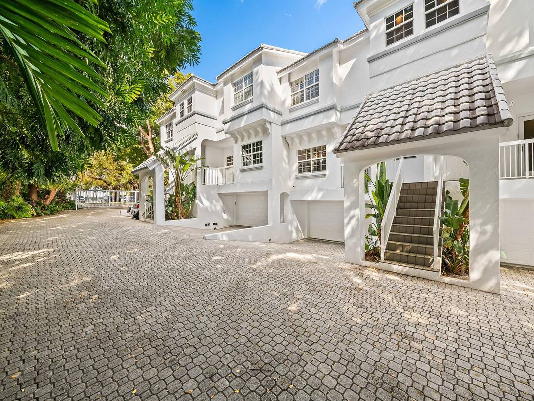 Boutique style 11 unit Villas Las Olas gated townhouse community, with PRIVATE DOCK sits directly between Fort Lauderdale Beach and the vibrant Las Olas scene in Colee Hammock.