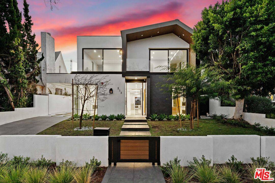 213  N Palm Dr 6BR Beverly Hills Post Office | B.H.P.O. La