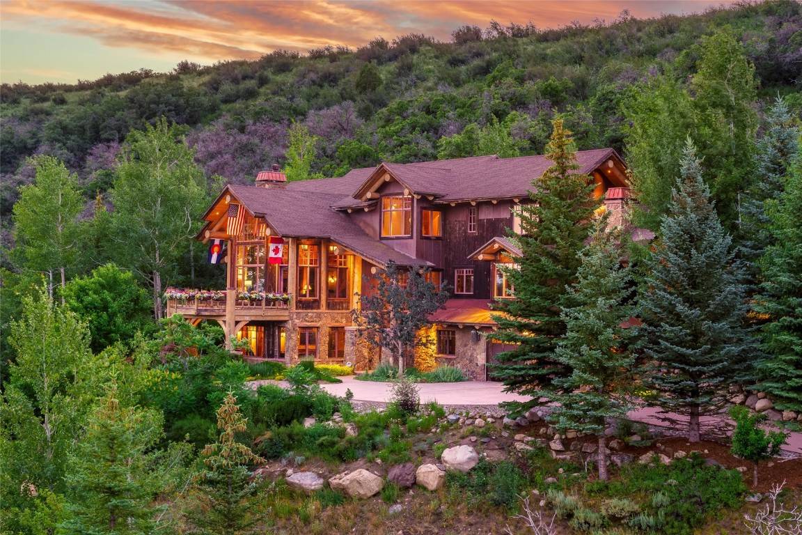 It takes a bit of artistry and a very creative builder to evoke a Cabin in the Woods feel from an amazing 5 bedroom, 4 2 bath, custom home just ...