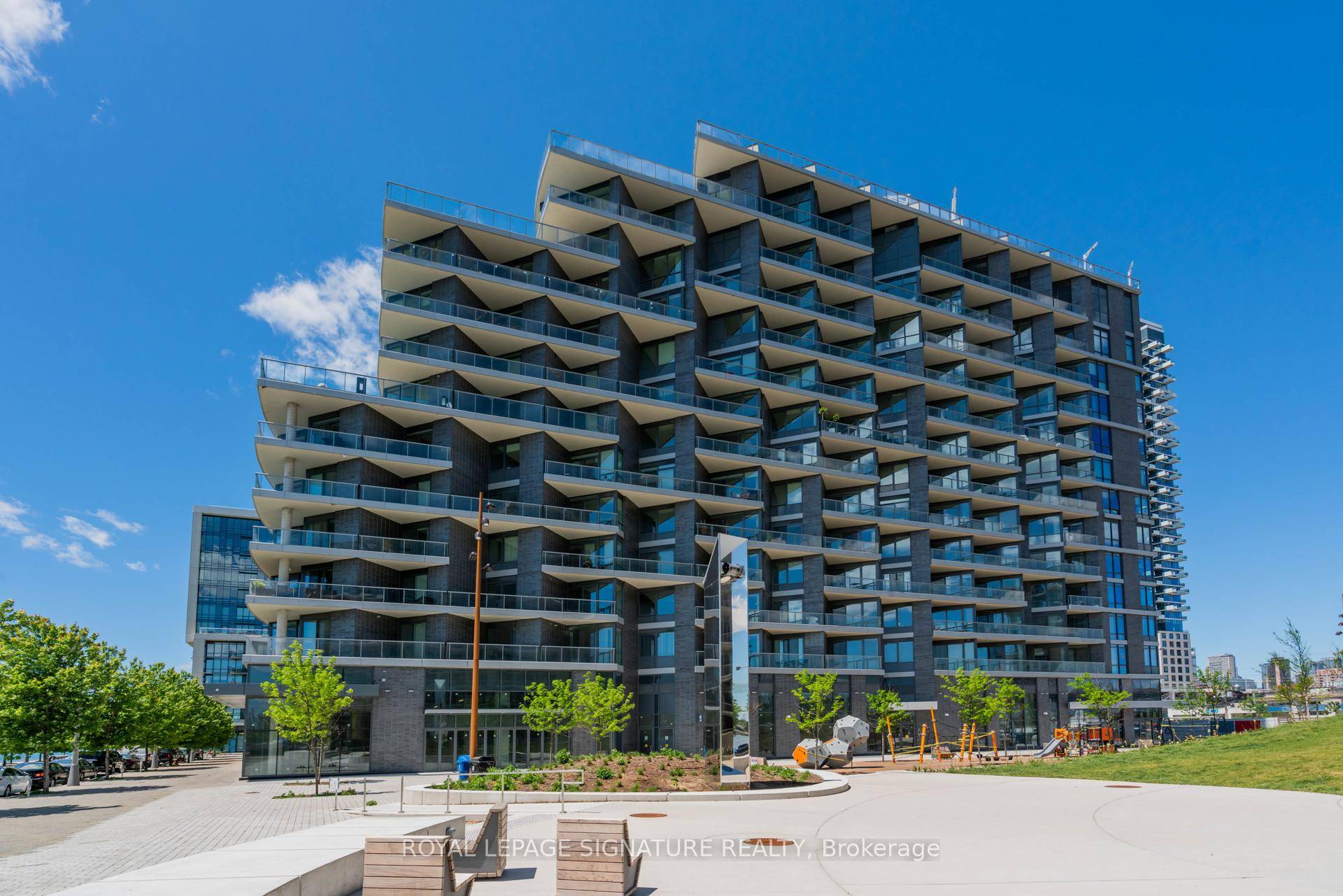 Welcome to this bright amp ; luxurious PENTHOUSE, featuring a 1 1 bedroom, 2 bathroom condo in the prestigious Aquavista at Bayside, a Tridel built masterpiece.