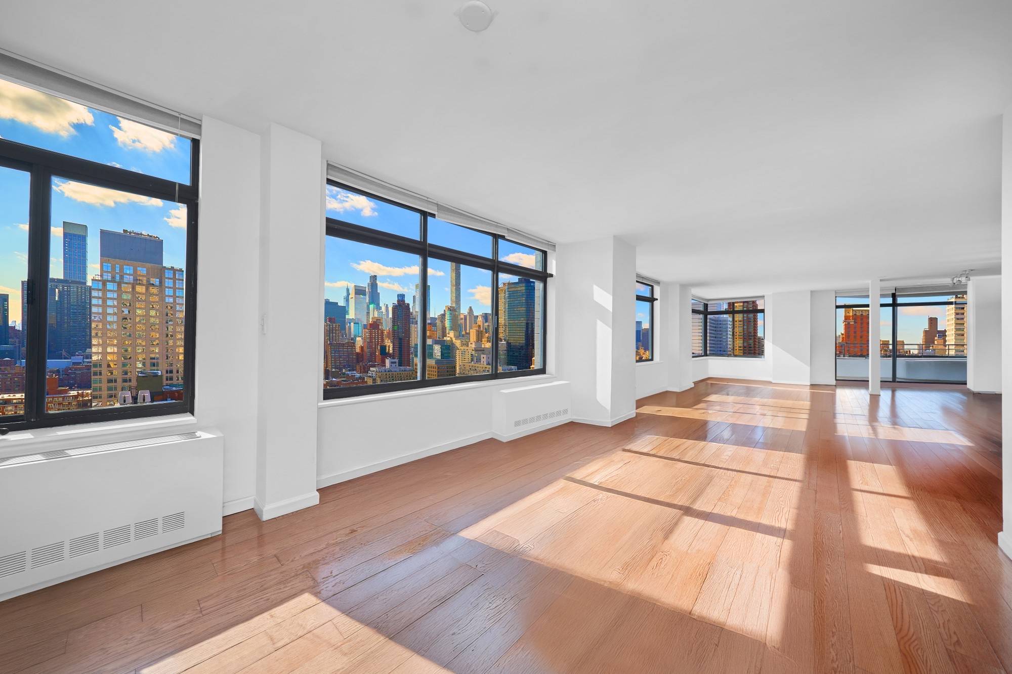 EXQUISITE 3 BEDROOM, 3. 5 BATH CORNER RESIDENCE AT THE KINGSLEY !