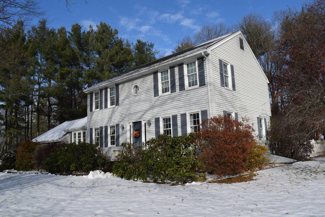 WOW MUST SEE THIS CLASSIC COLONIAL WITH 3 BEDS 3.