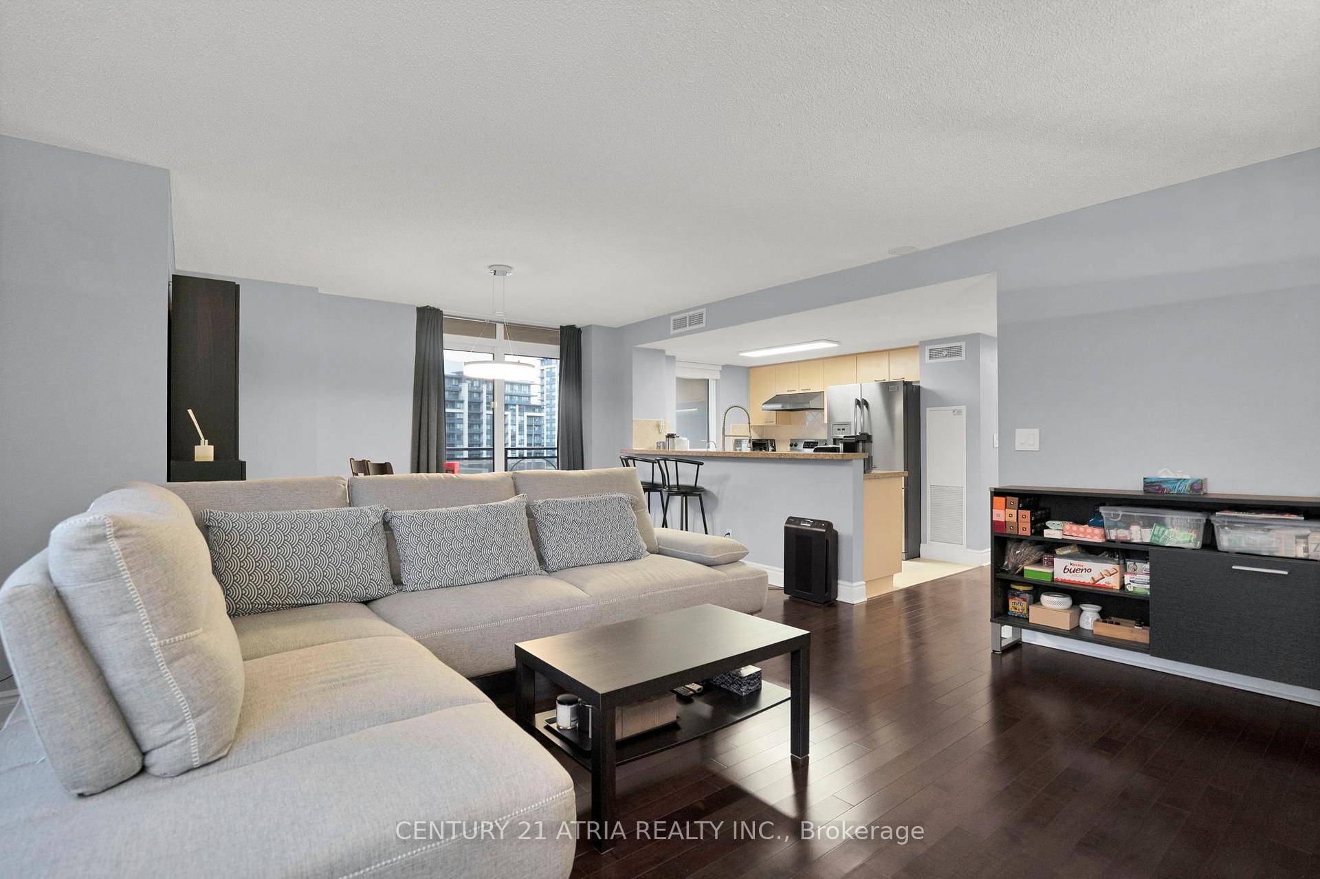 Envision yourself living in a luxurious, 1, 045 sqft corner 2 bedroom unit just steps from the vibrancy of all the shops and restaurants on Highway 7 !