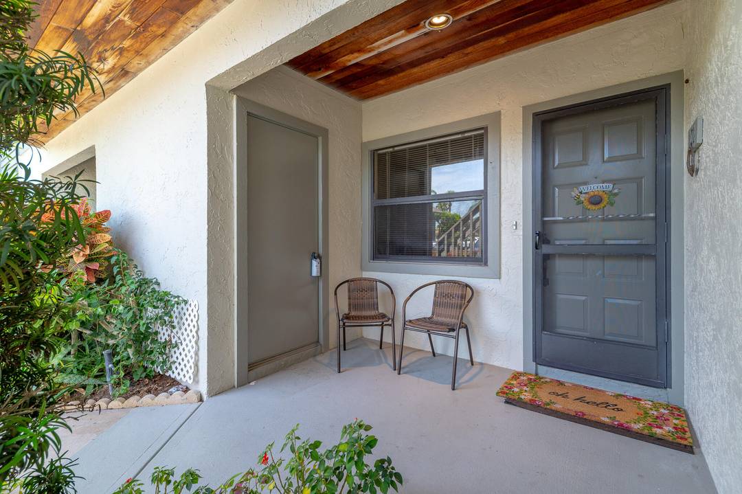 Rarely on the market 3 bedroom, 2 bath, 1st floor condo in Charleston on the Green Heritage Ridge.