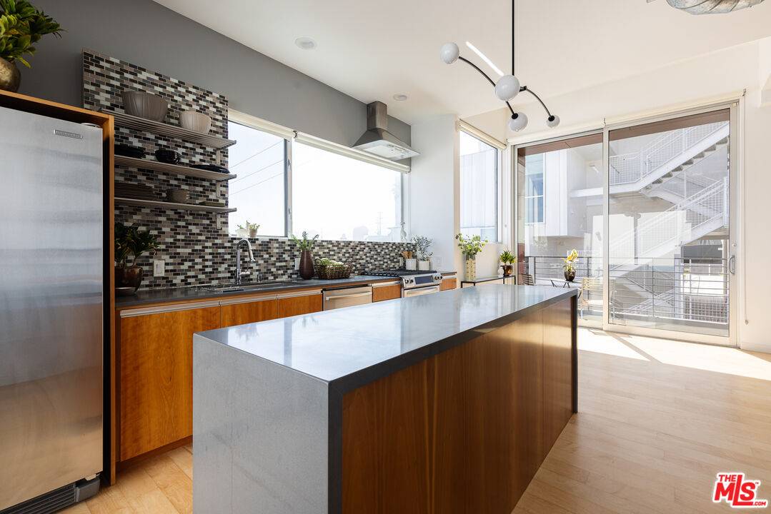 1137 Hacienda Pl 2BR Sunset Strip La