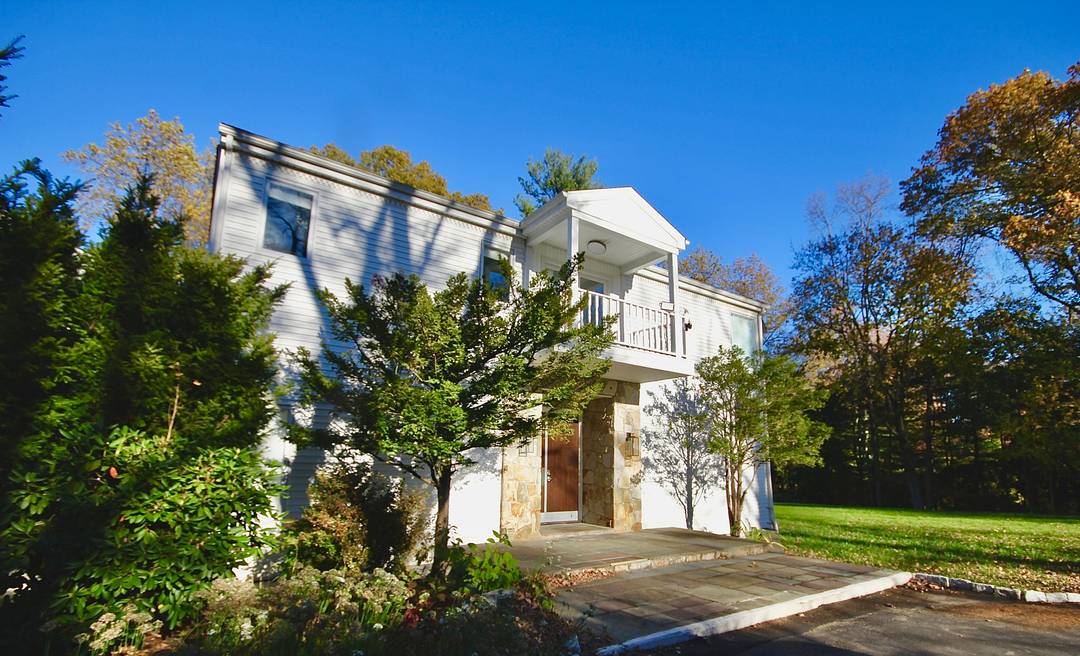 Fully Furnished Luxury Rental in Norwalk, CT Experience luxury living at its finest in this beautifully furnished 7 bedroom, 5.