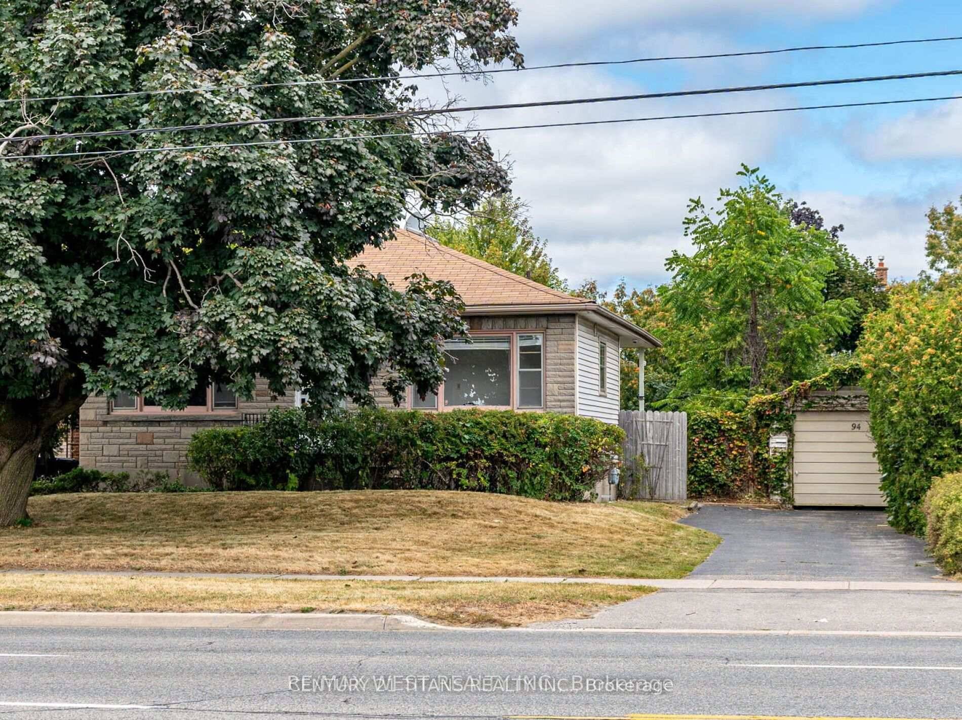 Conveniently Located 4 Bedroom Bunglow on Taunton, Easy Access to Transit, Shopping and all amenities.