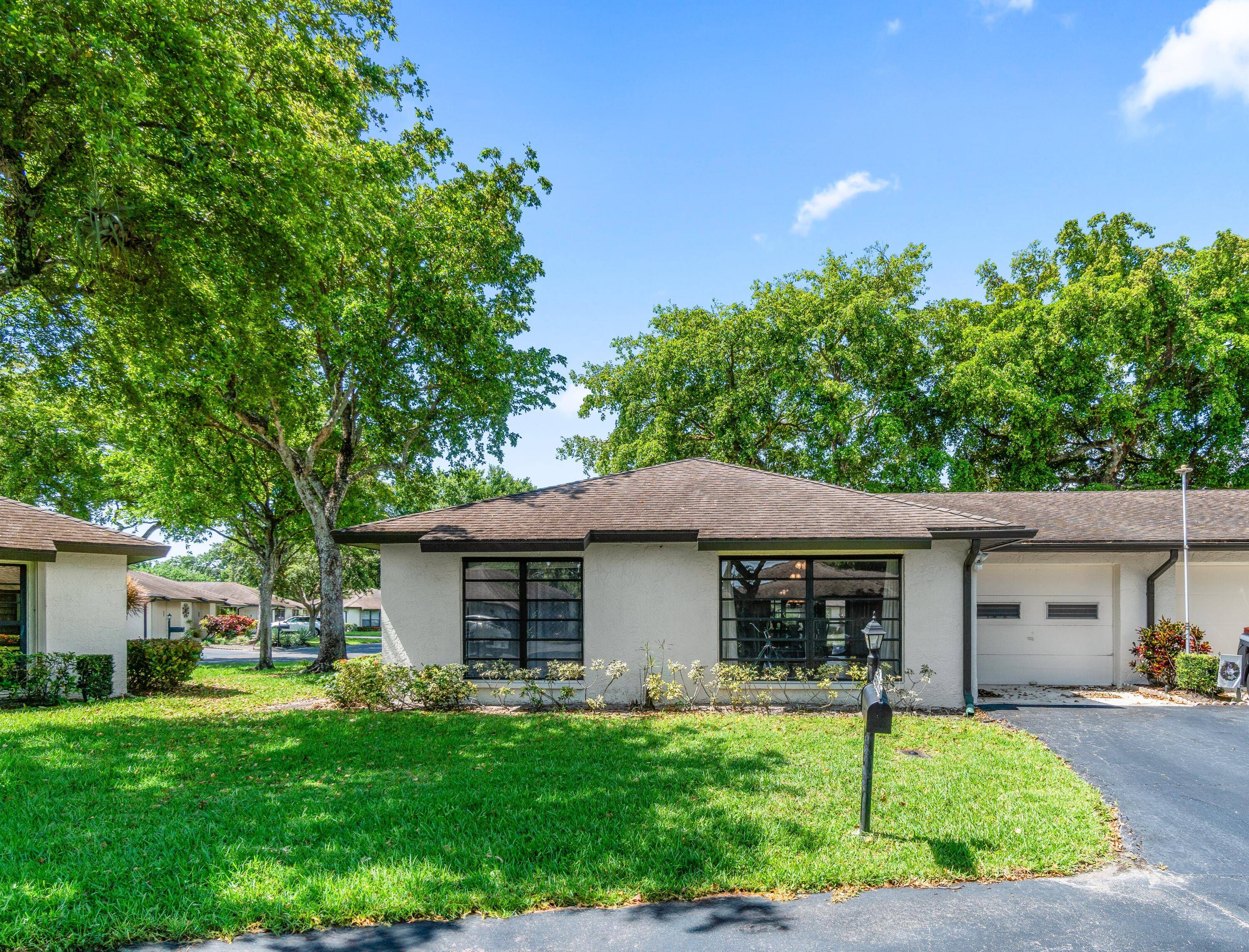 Charming 2 Bedroom, 2 Bathroom Villa with Garage.