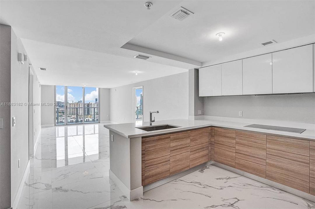 Live in the premier new development of Parque Towers in Sunny Isles Beach.