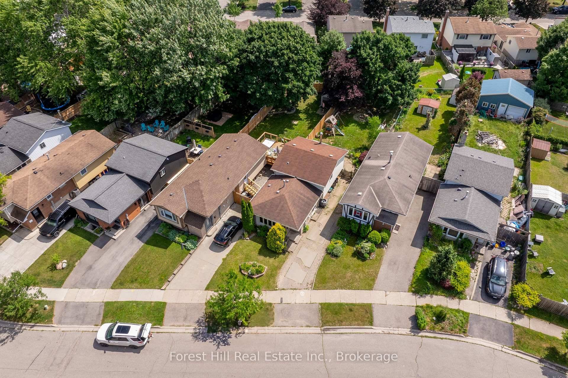 CHARMING 3 BEDROOM BACKSPLIT ON A HUGE LOT IN FOREST HEIGHTS !