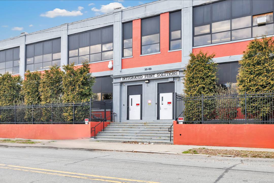 Diverse Tenant Mix Immediate Cash Flow Turnkey Investment Unlock strong, stable returns with this fully functional mixed use industrial, office, and event facility.