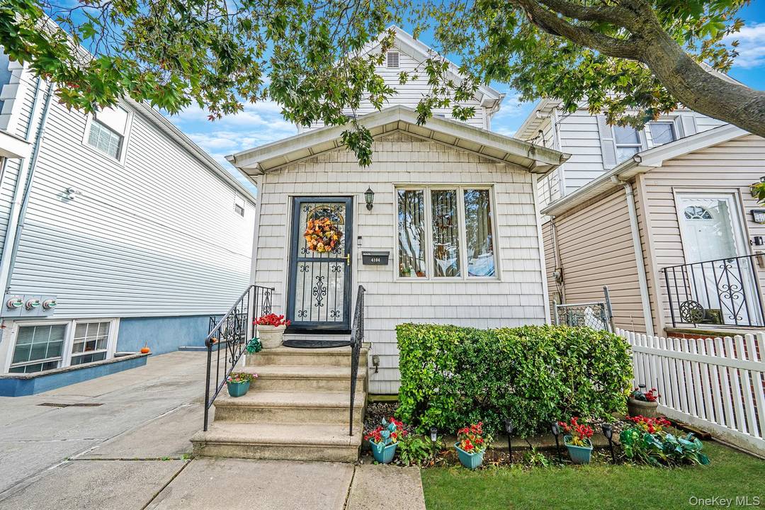 Welcome to this charming and spacious Colonial offering 3 bedrooms and 2 full bathrooms, perfectly designed for comfort and convenience.