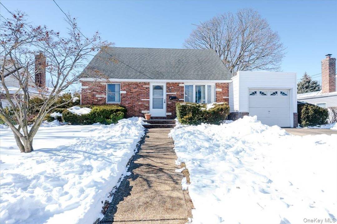Charming single family home in the heart of Massapequa !