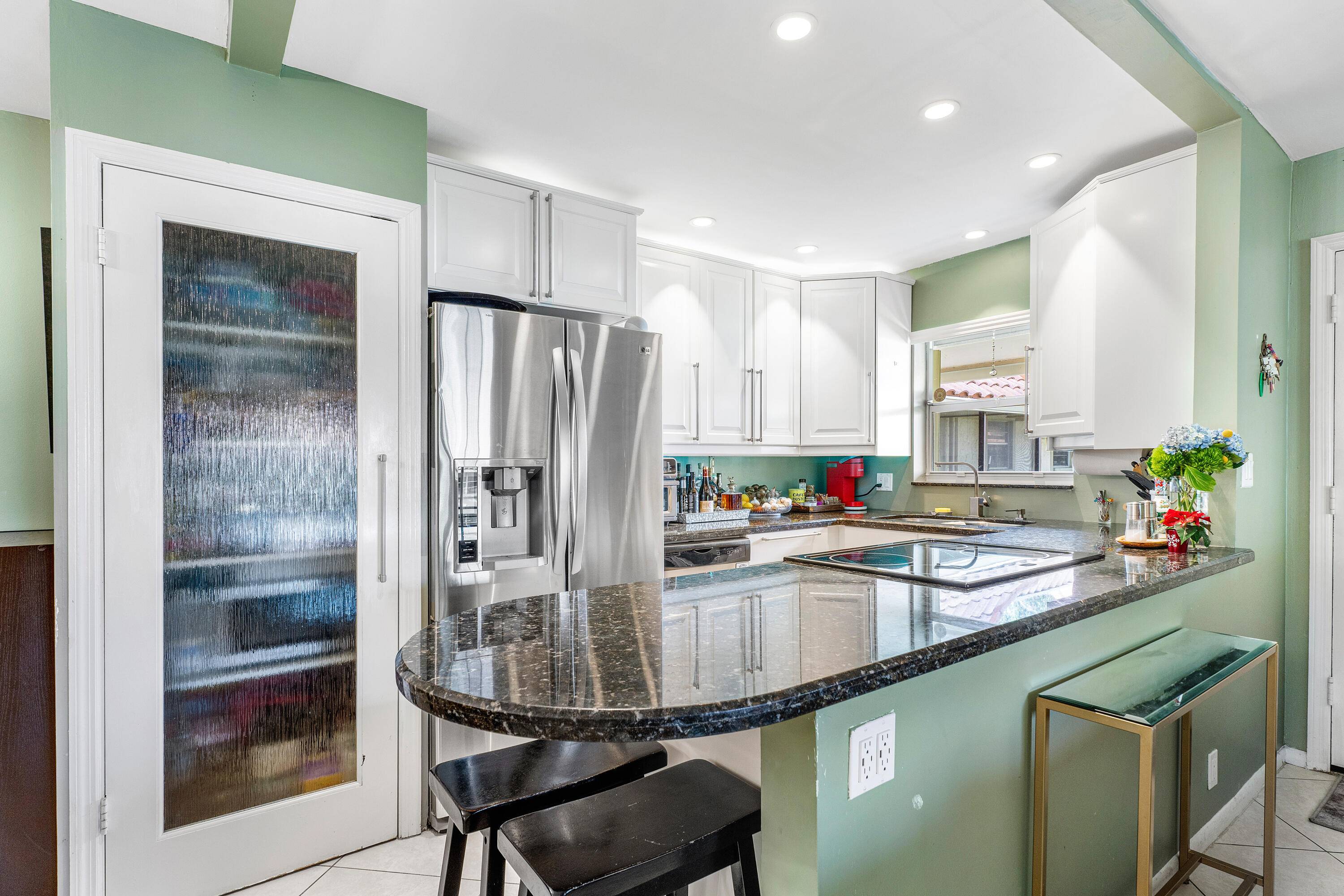 Welcome to this beautifully maintained 2 bedroom, 2 bathroom condo in the heart of Boca Raton !