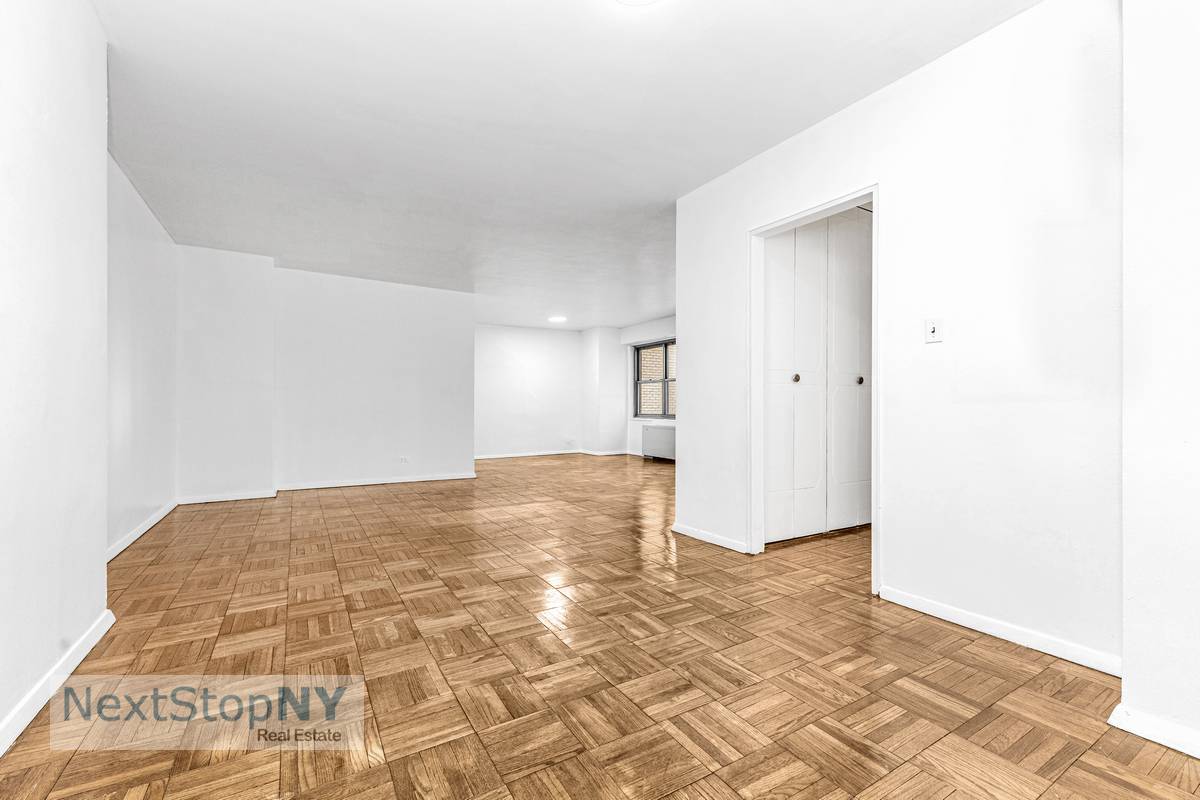 Bring your contractor to this bright and sunny one bedroom that can easily be converted into a two bedroom, in the sought after Plaza 400 residences.