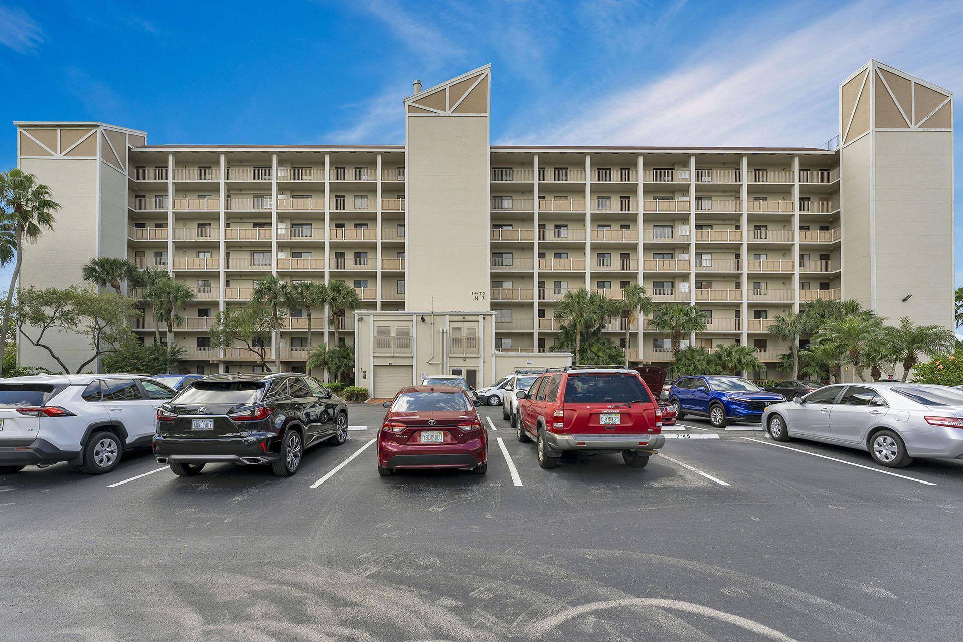 Lovely condo in Huntington Lakes.