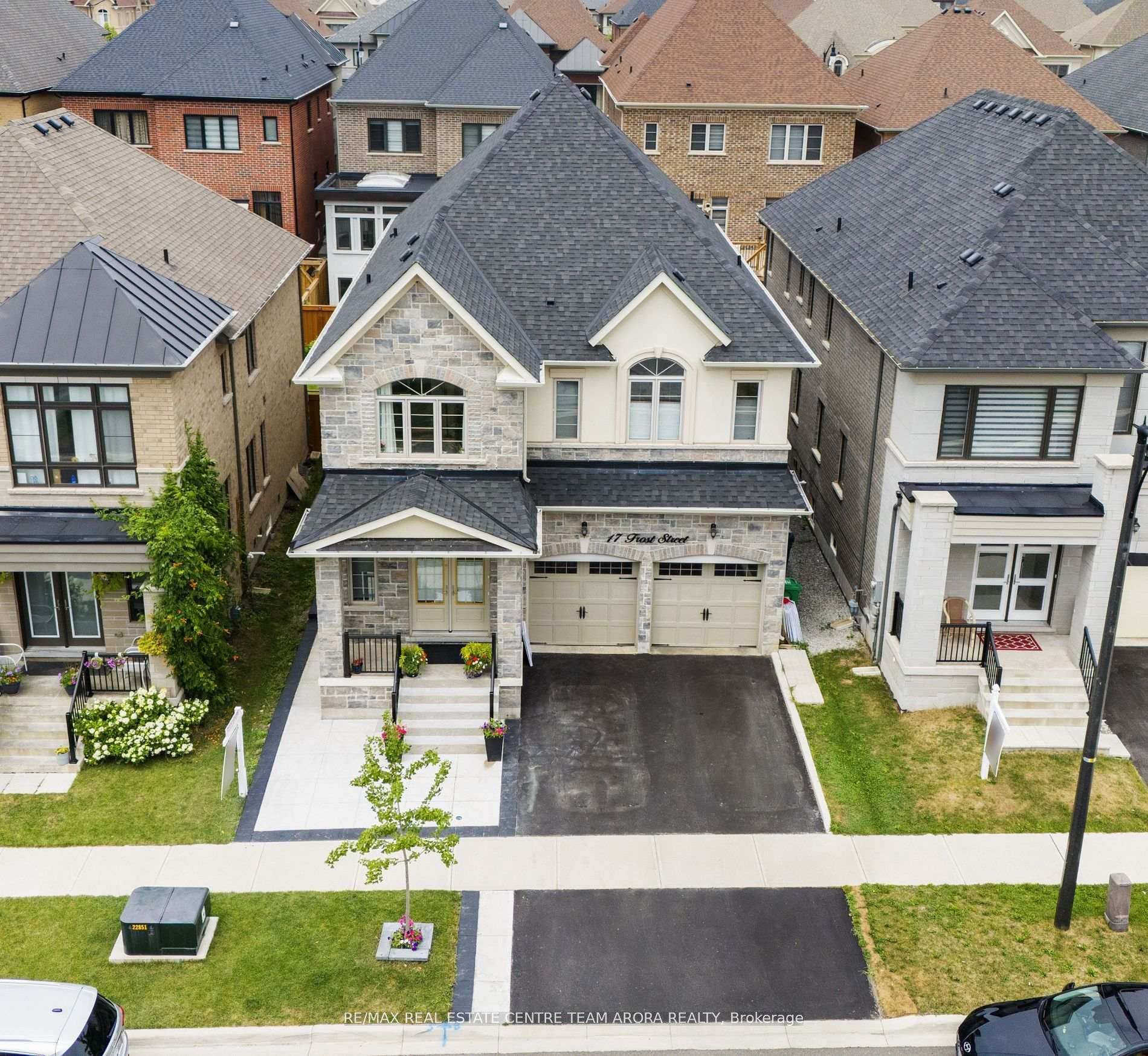Luxury Living in Prestigious Cleave View Estate.