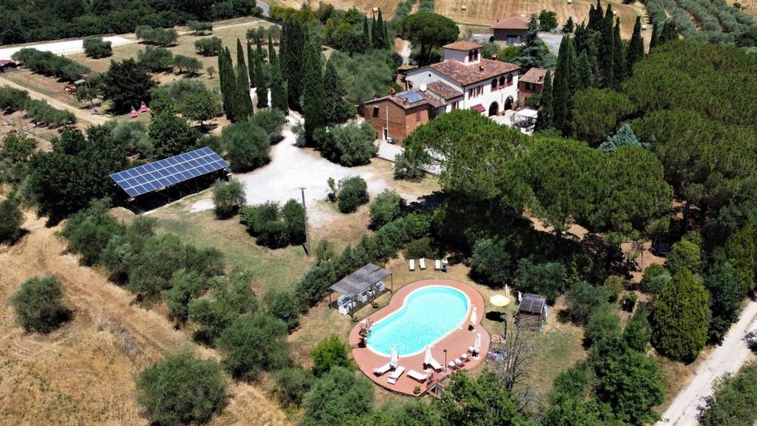 Renovated 19th-century farmhouse of 460 sqm with annex, pool, olive grove and photovoltaic system, nestled in the Tuscan countryside near Sinalunga.