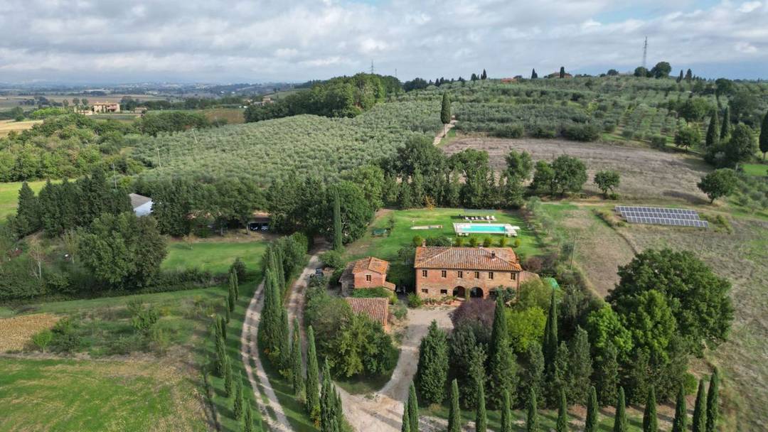 Farm with restored farmhouse from 1800, two outbuildings, swimming pool and 23 hectares of land for sale in Foiano della Chiana, Valdichiana.