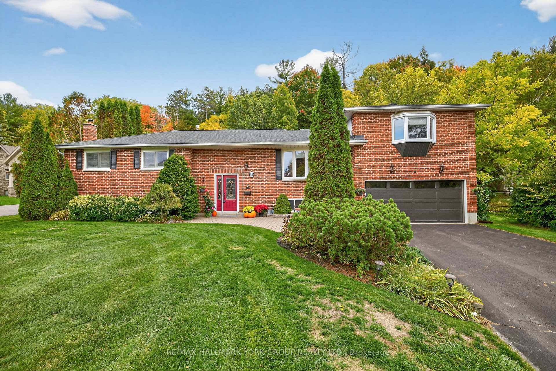 Almost 1 acre ! Renovated raised 4 bedroom bungalow perfectly situated on a quiet and sought after cul de sac.