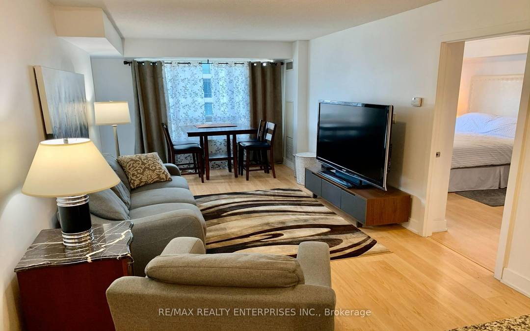 Furnished 3 bedroom Suite Discover the epitome of upscale comfort in our stunning luxury suite, available for 3 to 12 months Short Term Corporate accommodations 950 square feet of sophisticated ...