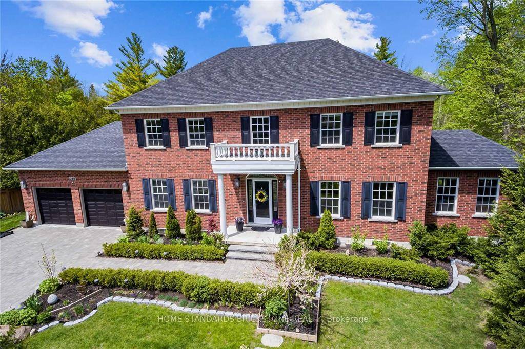 Welcome to your dream home, just steps from Kempenfelt Bay !
