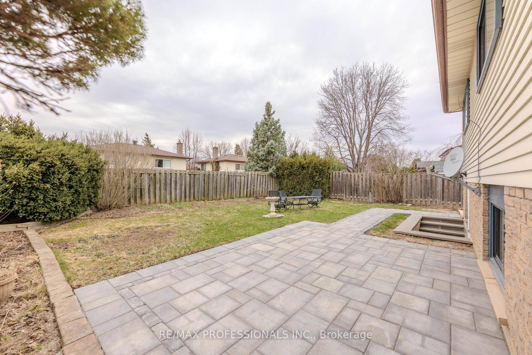 Welcome home to this stunning amp ; spacious 3 bedrooms lower level backsplit home, which has everything you need, new appliances, open concept living dining, lots of light through the ...