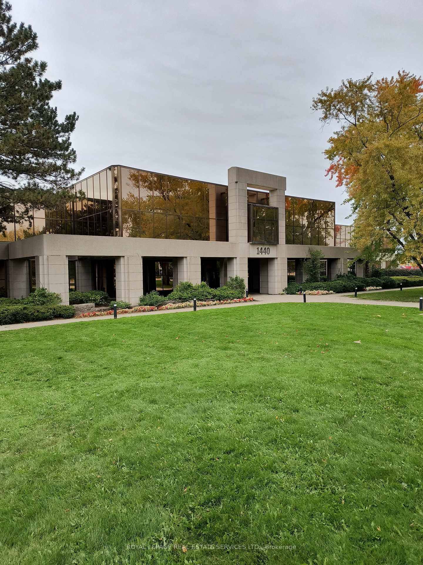 High Exposure main floor space facing Don Mills Road and Kern Rd, short bus ride to Yonge or Sheppard Subways, close to Hwys 401 amp ; DVP 404, Conveniently located ...