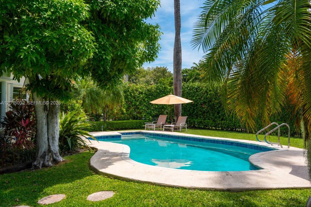 Located on prestigious South Hibiscus Drive, this exceptional corner lot residence is one of Hibiscus Island s most desirable non waterfront opportunities.