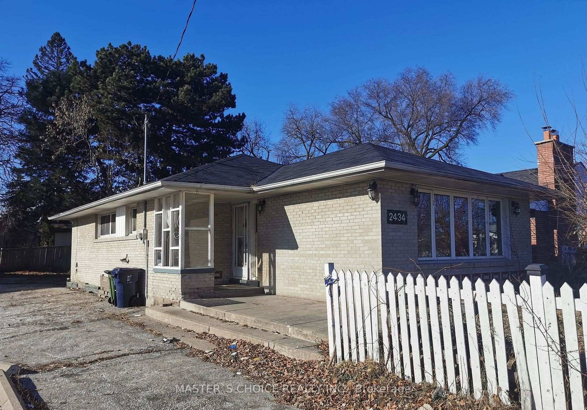 Wonderful location, next to a busy plaza with Tim Hortons, pharmacy, convenience store etc.