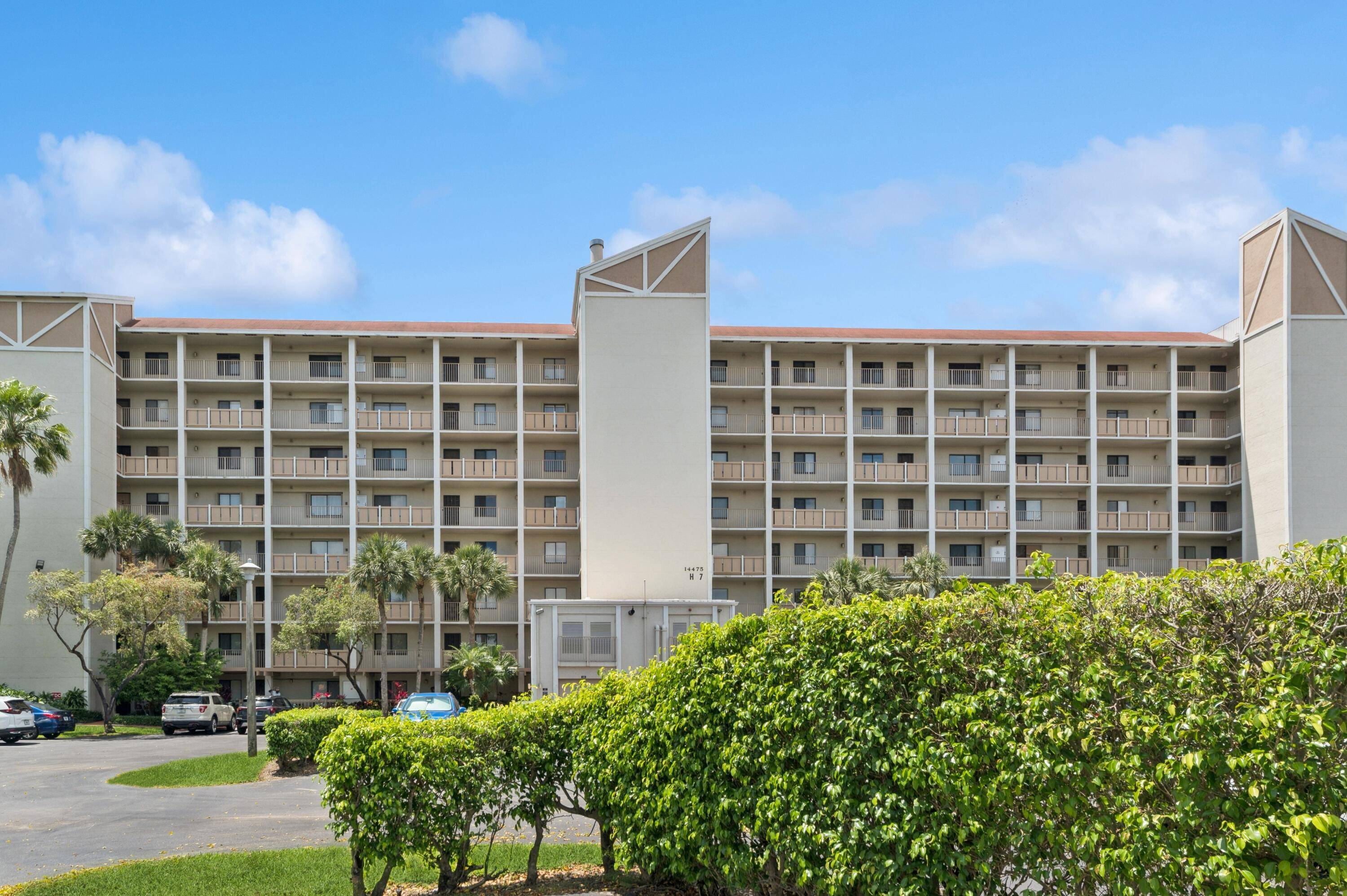 Welcome Home to your light filled, quiet and serene 2 BR 2BTH condo in beautiful Huntington Lakes.