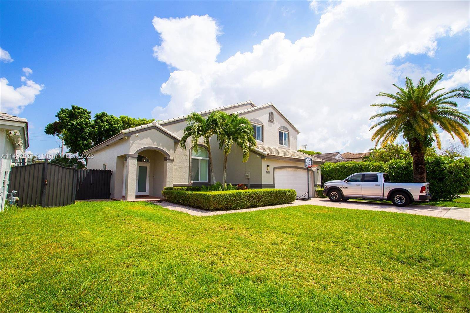 Great home Completely renovated in Lago Mar with spectacular layout.