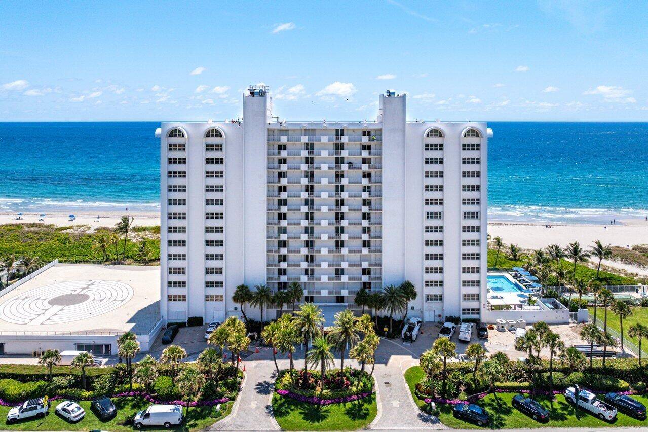 This direct oceanfront unit offers an unparalleled coastal lifestyle.