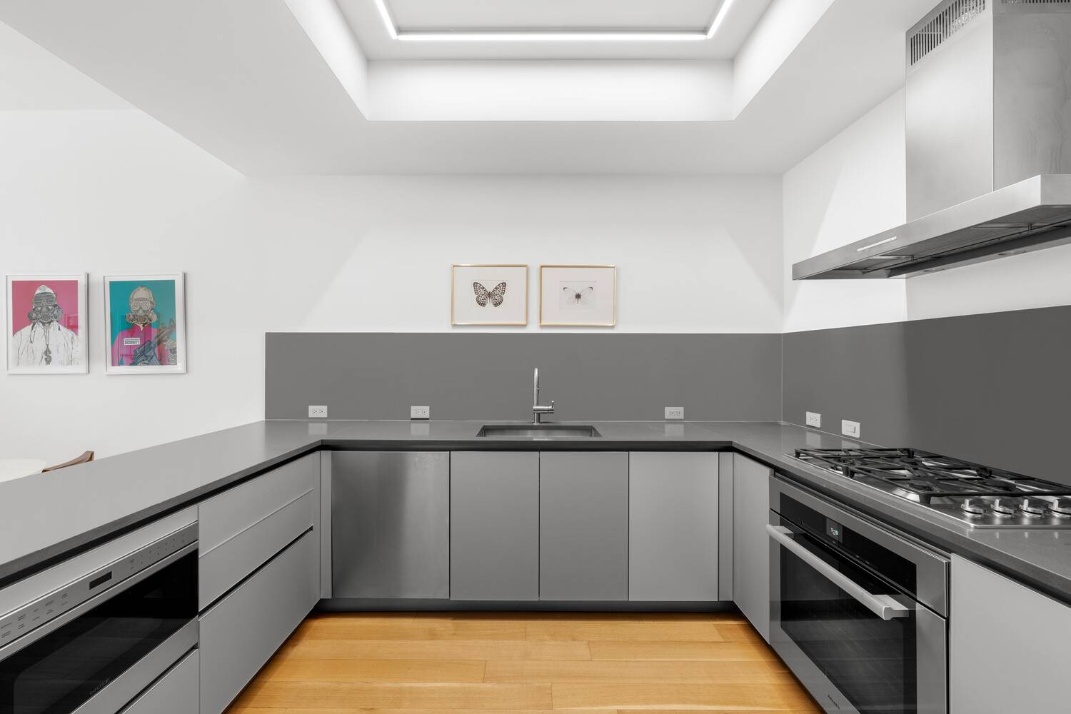 Welcome to Residence 4C at 71 Reade Street, a luxurious 845 square foot one bedroom, one and a half bathroom apartment located in the prestigious full service Reade Chambers.