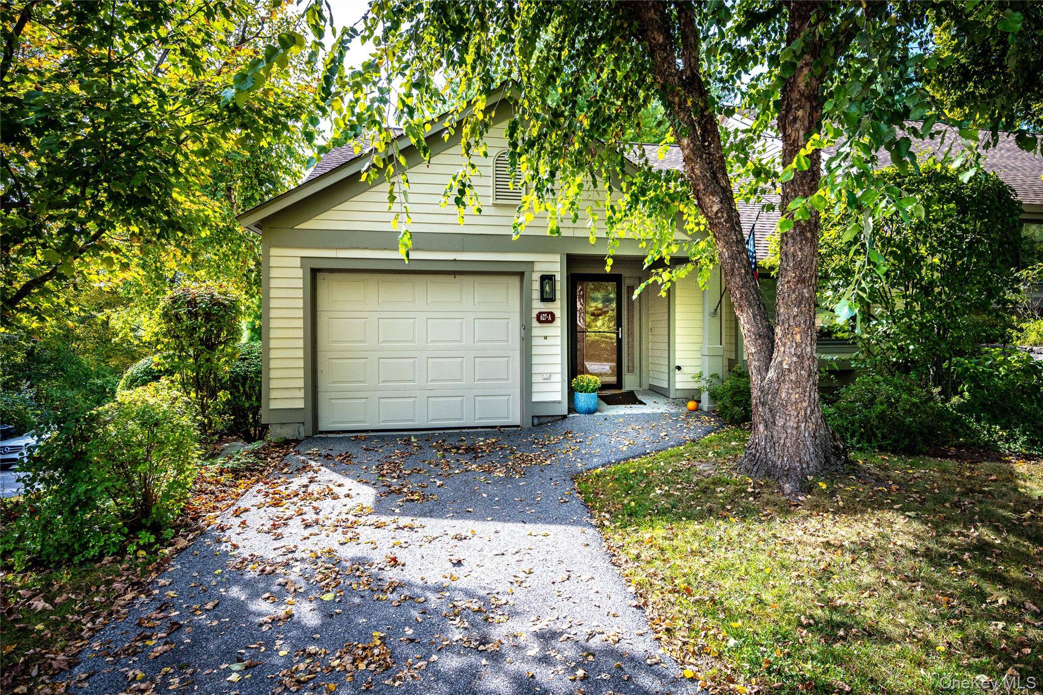 This lovely Amherst Model offers a comfortable and stylish living space.