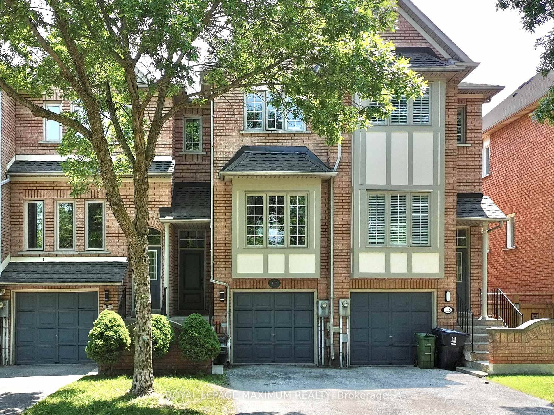 EXECUTIVE TOWNHOME NESTLED IN THE SOUGHT AFTER HARBOUR VILLAGE ENCLAVE AT PARKLAWN amp ; LAKESORE AREA.