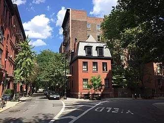 FOR FAST RESPONSE EMAILPLEASE BE AWARE THIS IS A 3RD FLOOR WALK UPWelcome to 72 Barrow St.