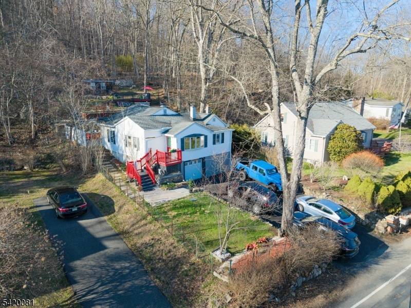 Welcome to the edge of scenic Morris County parkland, where this charming 7 room ranch offers a peaceful oasis setting surrounded by nature while still providing convenient access to commuter ...