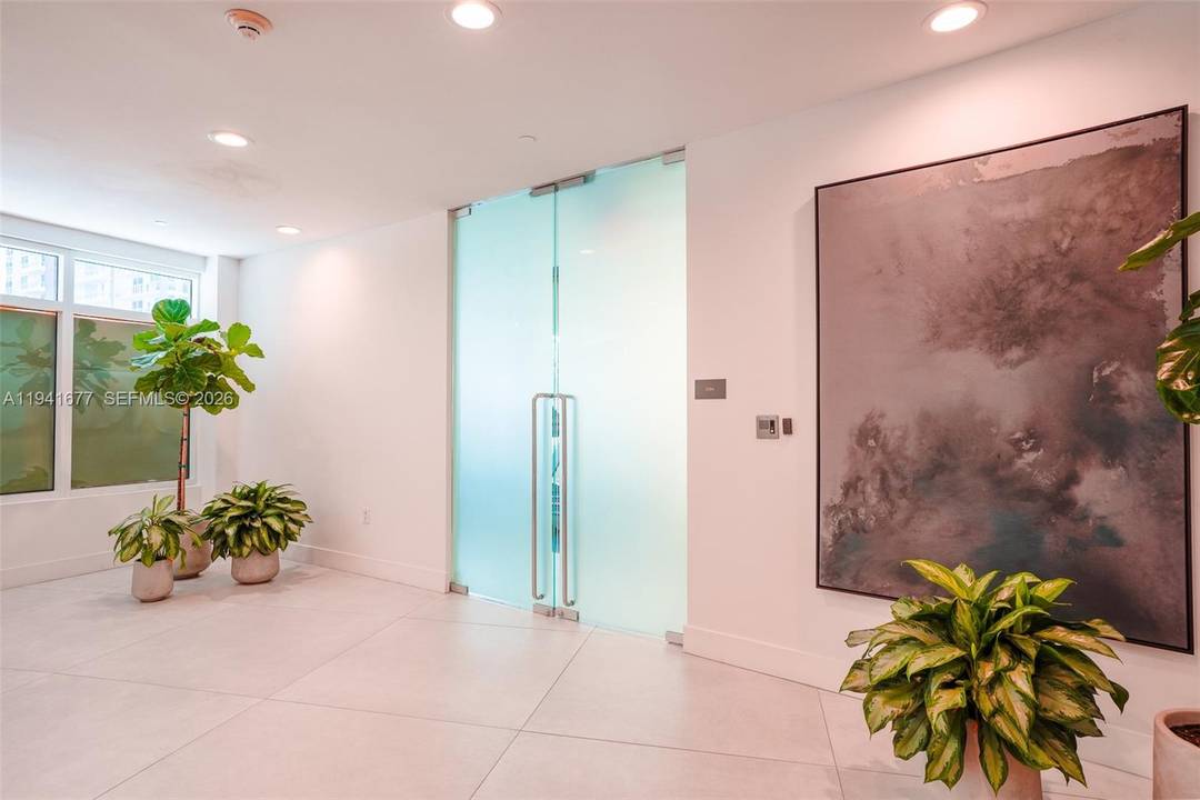 Spacious 2 bed 2 bath unit in the heart of Brickell at Vue Condominium.