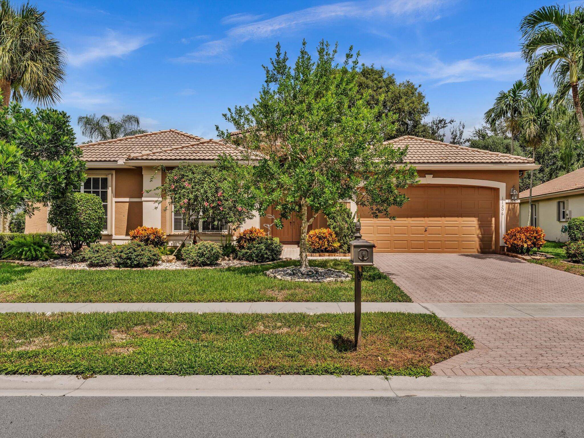 Situated on one of Valencia Lakes private, perimeter lots with no rear neighbors, the expansive ''Madrid'' model boasts a split floor plan and 2, 629 sq ft of luxurious living ...