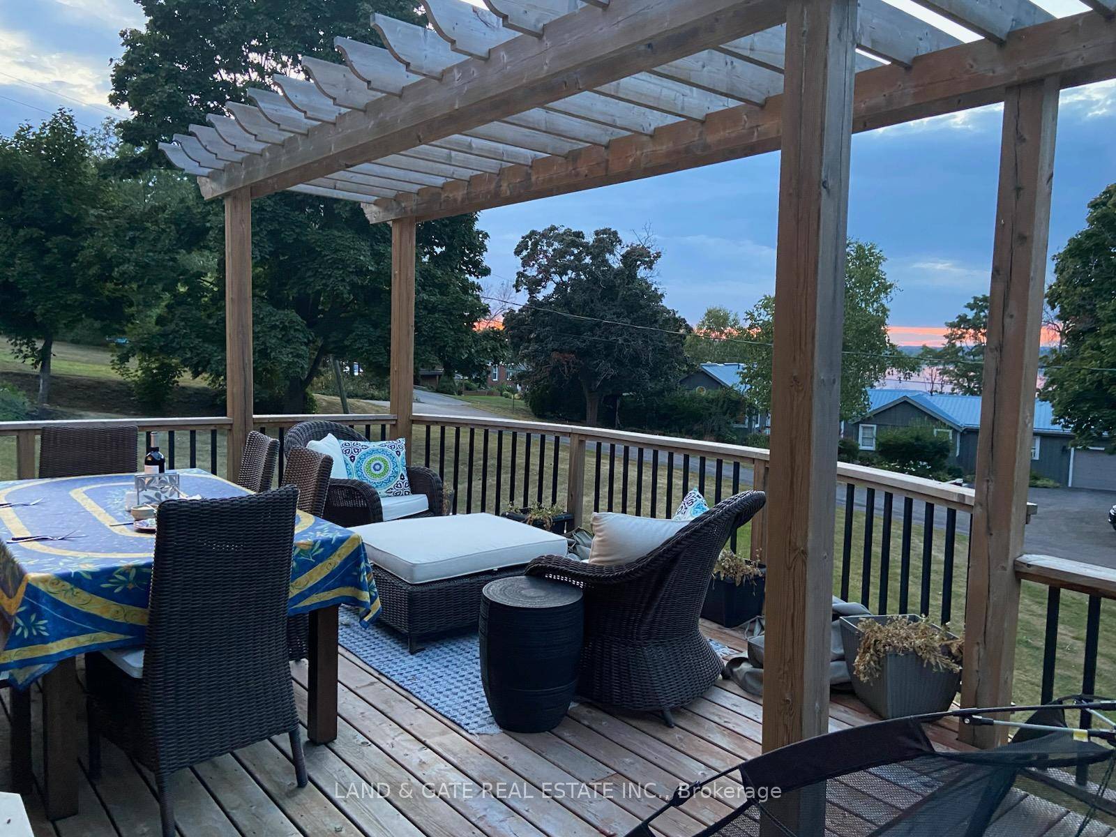 Paradise in the County ! Welcome to you dream home !
