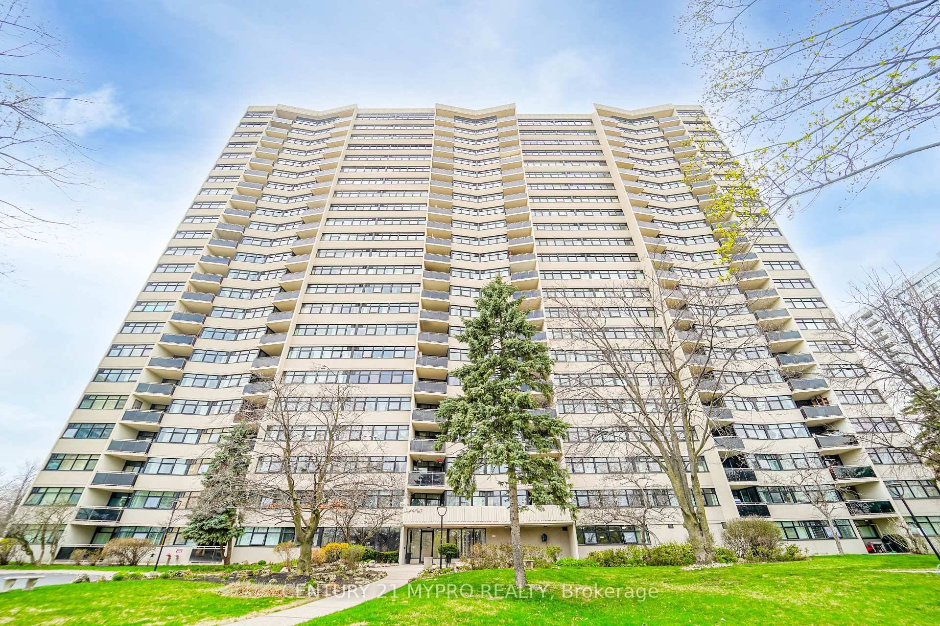 Laundry In Unit ! Spacious amp ; Bright 3 Bedroom Newly Renovated Condo Apartment, Recently Renovated Bathroom amp ; Kitchen.