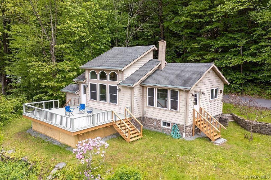 Spectacular inside and walk out to the river for some great fishing.