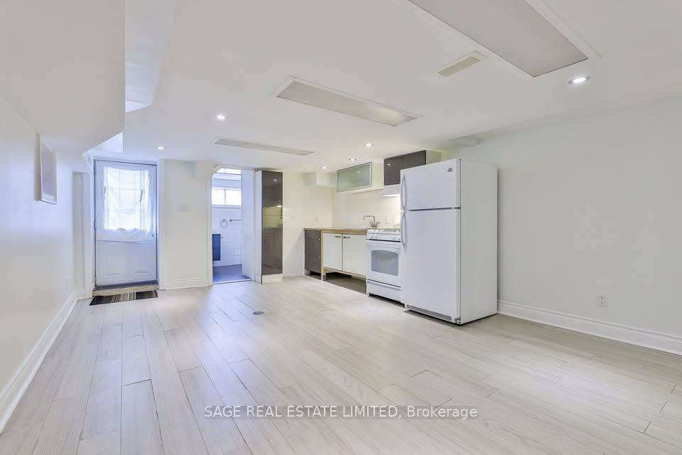 Step into this charming 1 bedroom, 1 bath basement apartment with a private entrance onOssington and feel right at home.