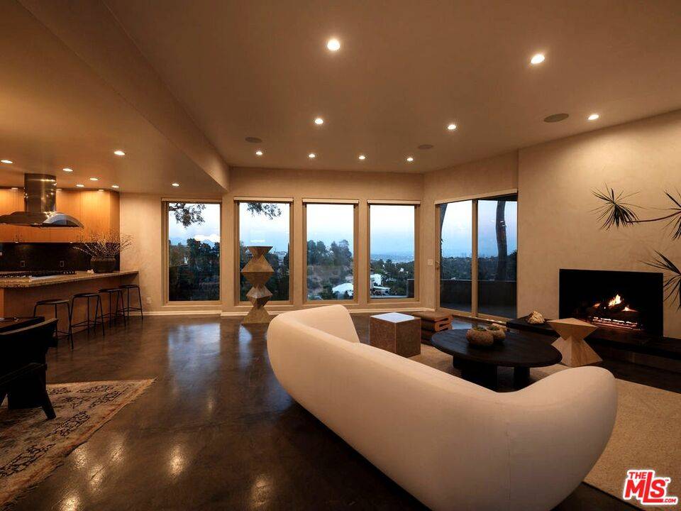 2400   Crest View Dr 2BR Hollywood Hills East La